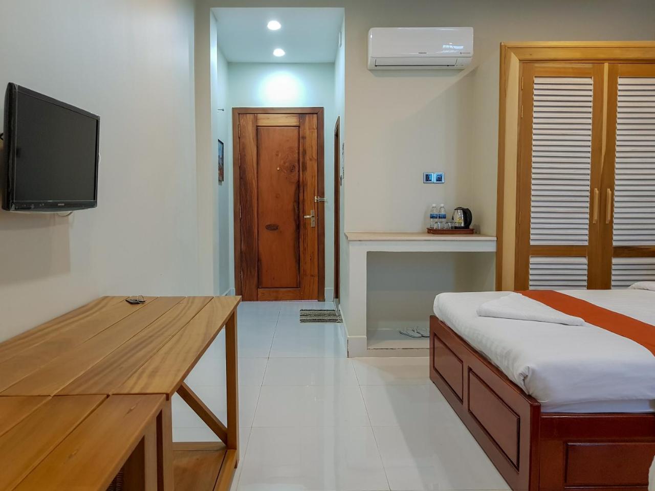 Montagne Regency Hotel Kampot Exterior photo